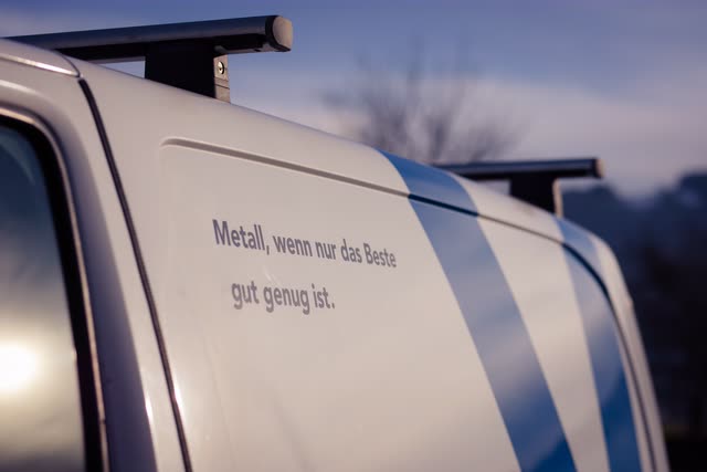 Firmenfahrzeug der K-Metallbau GmbH mit der Aufschrift «Metall, wenn nur das Beste gut genug ist.»