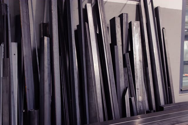 Zugeschnittene Stahlprofile stehen dicht an dicht in der Werkstatt der K-Metallbau GmbH