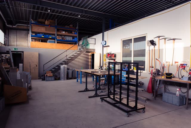 Arbeitsplätze, Werkbänke und Materialgestelle in der Werkstatt der K-Metallbau GmbH