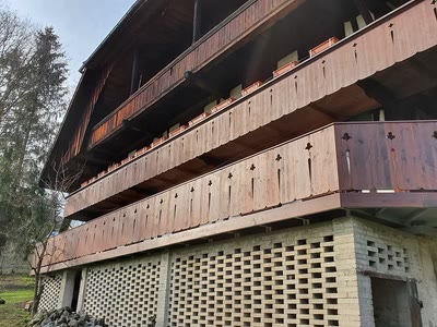 Zwei Geschosse Balkonbrüstungen an einem Chalet mit Unterkonstruktion aus Metall