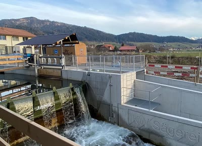 Geländer und Abschrankungen aus verzinktem Stahl an einer Wasserbauanlage