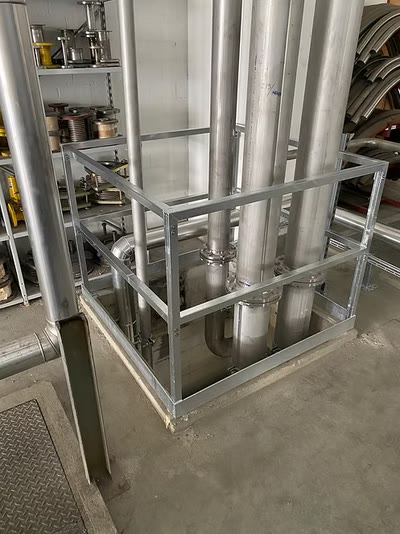 Verzinktes Schutzgeländer rund um Rohrleitungen in einer technischen Anlage