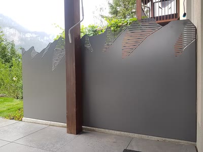 Sichtschutzwand aus Blech mit gelaserter Bergsilhouette als Einzelanfertigung
