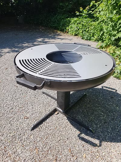 Runde Feuerschale aus Stahl mit ringförmigem Grillrost auf einem Kreuzfuss