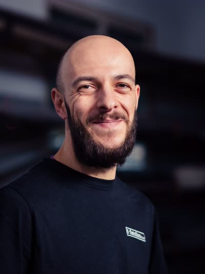 Porträtaufnahme von Aaron Rütimann, Metallbauer EBA bei der K-Metallbau GmbH