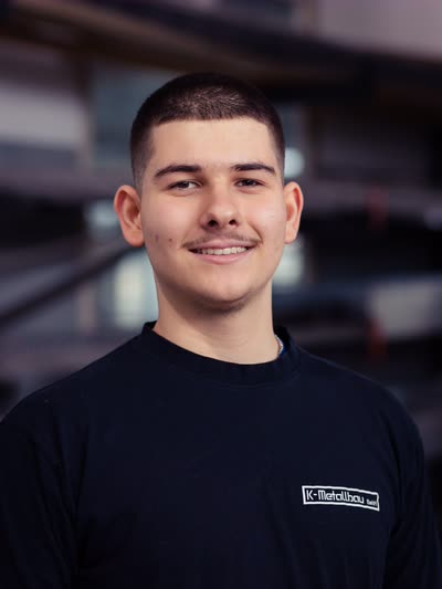 Porträtaufnahme von Andrija Dimic, in Ausbildung Metallbauer EFZ bei der K-Metallbau GmbH