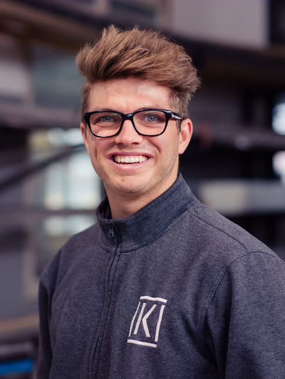 Porträtaufnahme von Sascha Meister, Metallbauer EFZ bei der K-Metallbau GmbH