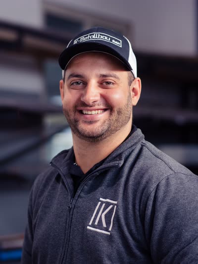 Porträtaufnahme von Tobias Reichenbach, Werkstattleiter / Projektleiter bei der K-Metallbau GmbH